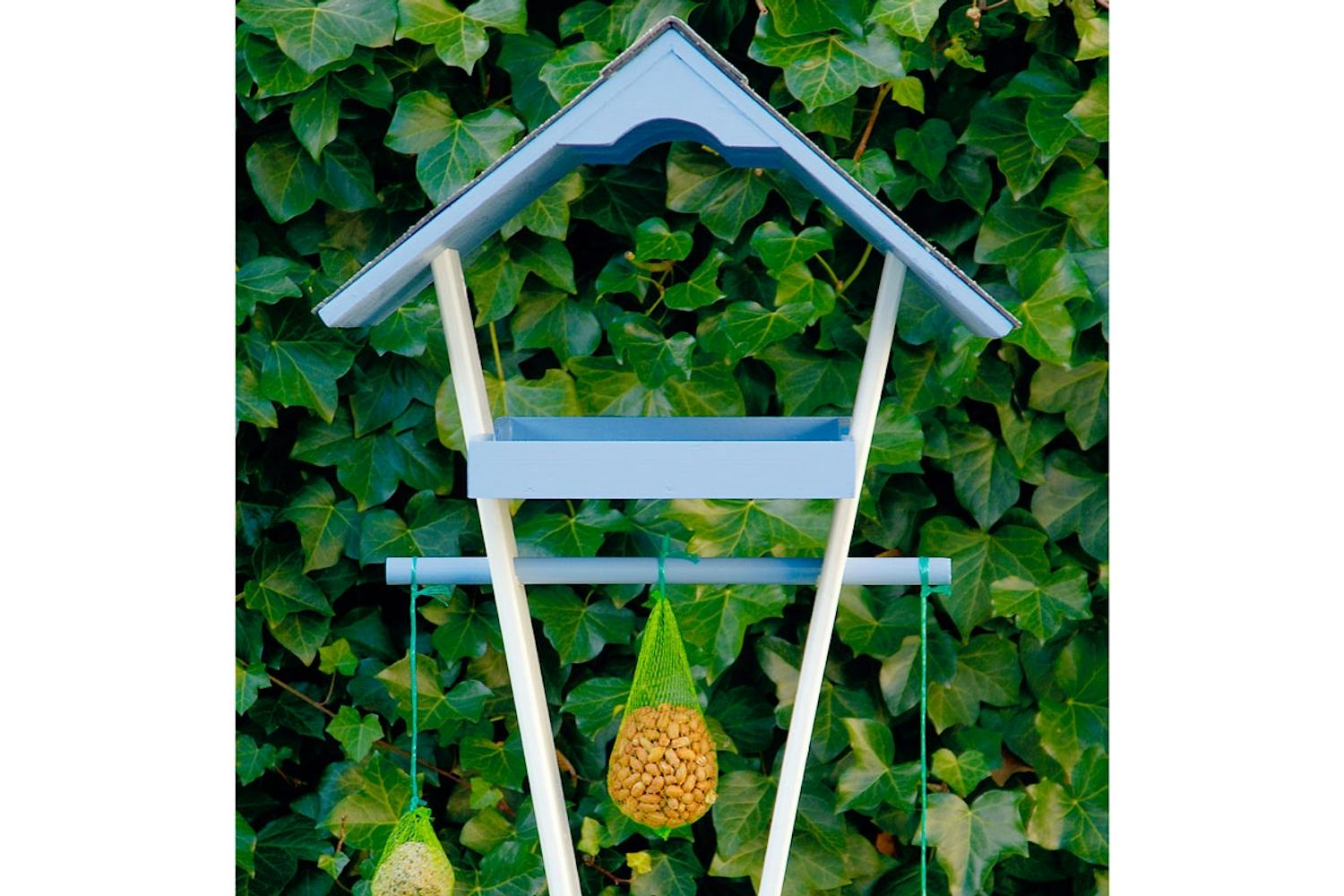 Kotitekoinen lintulauta – rakennettu puusta